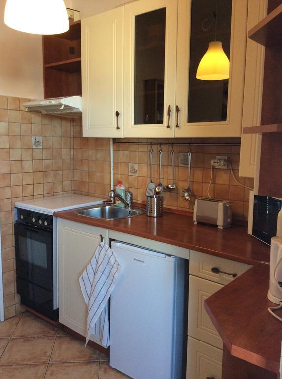 Comedy Apartment Budapeste Quarto foto